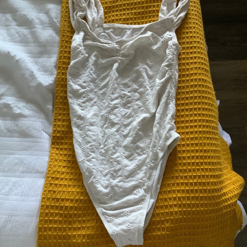 White Dippin Daisies One Piece Swim-suit